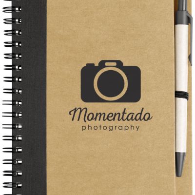 Notebook A5 con bordo colorato. Notebook A5 composto da 80 pagine color crema a righe (70 g/m²) con segnapagina e chiusura elastica