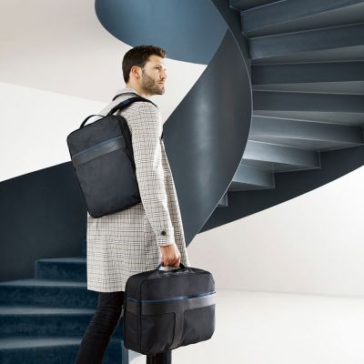 Grande shopper da viaggio. Grande shopper con scomparto principale richiudibile con zip,